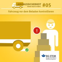 Das sollte man im Auge behalten: Erst wenn der LKW an der Laderampe durch einen Unterlegkeil vor Wegrollen und Wegfahren gesichert ist, darf die Kontrolle im Laderaum erfolgen. Ist die Ladefläche unbeschädigt und besenrein? Sind Planen und Wände in Ordnung? Stehen die entsprechenden Ladungssicherungs-Hilfsmittel zur Verfügung? Erst dann gibt es grünes Licht fürs Be- und Entladen.
