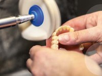 In Dentallaboratorien sind die Beschäftigten bei ihren Tätigkeiten verschiedenen Gefährdungen ausgesetzt. Die BG ETEM bietet auf den Veranstaltungen aktuelle Informationen und Hilfen rund um den Arbeits- und Gesundheitsschutz.