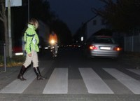 Im Winter leben Fußgänger und Radfahrer besonders gefährlich. Auf den Straßen ist es oft rutschig und die Lichtverhältnisse sind schlecht. Wie lässt sich das Risiko von Unfällen trotzdem minimieren? Reicht es, einfach nur helle Kleidung anzuziehen, um besser gesehen zu werden? DGUV-Experte Dr. Detlef Mewes räumt mit solchem Irrglauben auf und gibt praktische Tipps, wie Verkehrsteilnehmer die Winterzeit heil überstehen können.