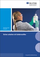 Wo findet man Informationen über Gefahrstoffe, wie werden diese richtig gekennzeichnet und gelagert? Wie lassen sich die Gefährdungen bei Tätigkeiten mit  Gefahrstoffen fachkundig beurteilen und daraus Schutzmaßnahmen ableiten? Was muss man wie dokumentieren? Antworten auf diese und weitere Fragen liefert die BG ETEM in der neu aufgelegten Broschüre 