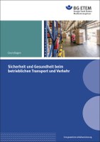 Arbeitsunfälle bei Transportarbeiten haben vielfache Ursachen: von Schäden an Transportmitteln über fehlende Unterweisungen bis hin zu zugestellten oder zu schmalen Verkehrswegen. Mit einer neuen Broschüre wendet sich die BG ETEM an die an Transportarbeiten beteiligten Personen und stellt Schutzmaßnahmen, Arbeitsmittel und -verfahren für ein sicheres Arbeiten vor.